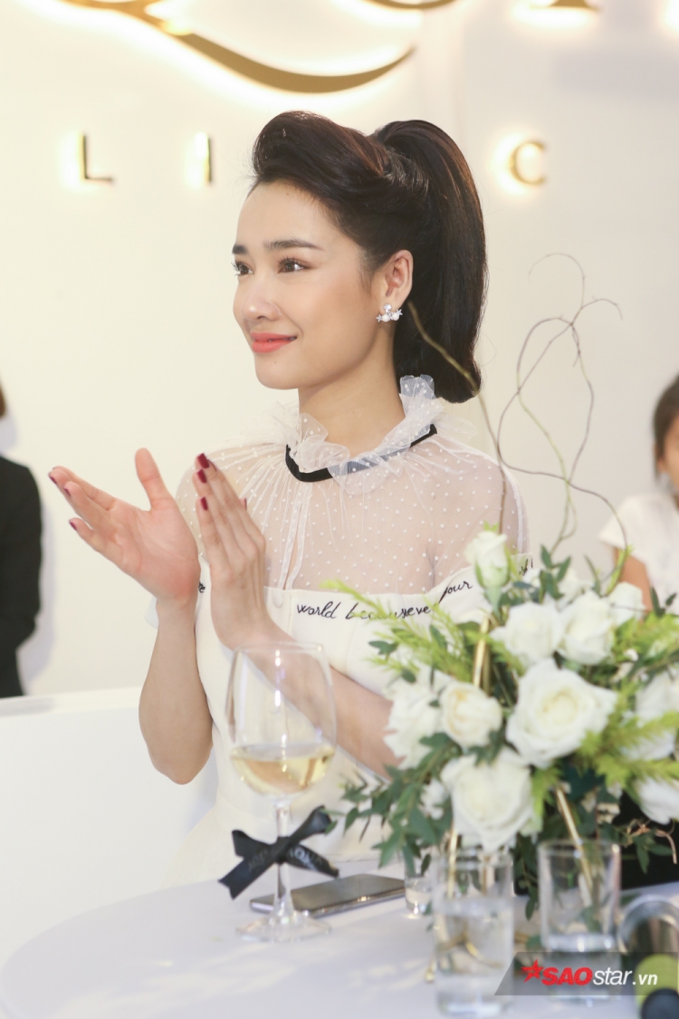 Nhã Phương xuất hiện rạng rỡ, đi xe Trường Giang tặng đến sự kiện Nhã Phương xuất hiện rạng rỡ, đi xe Trường Giang tặng đến sự kiện